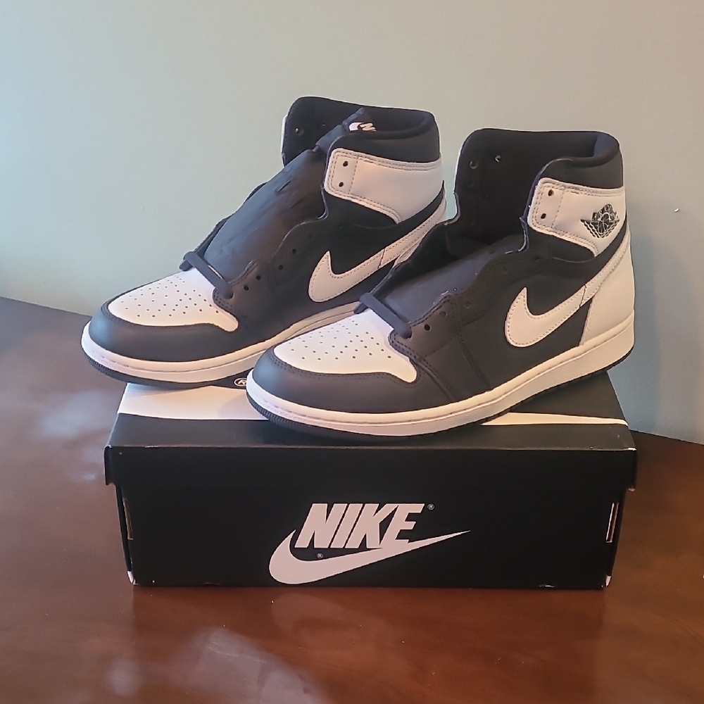 Nike Men's Black and White High-Top Sneakers